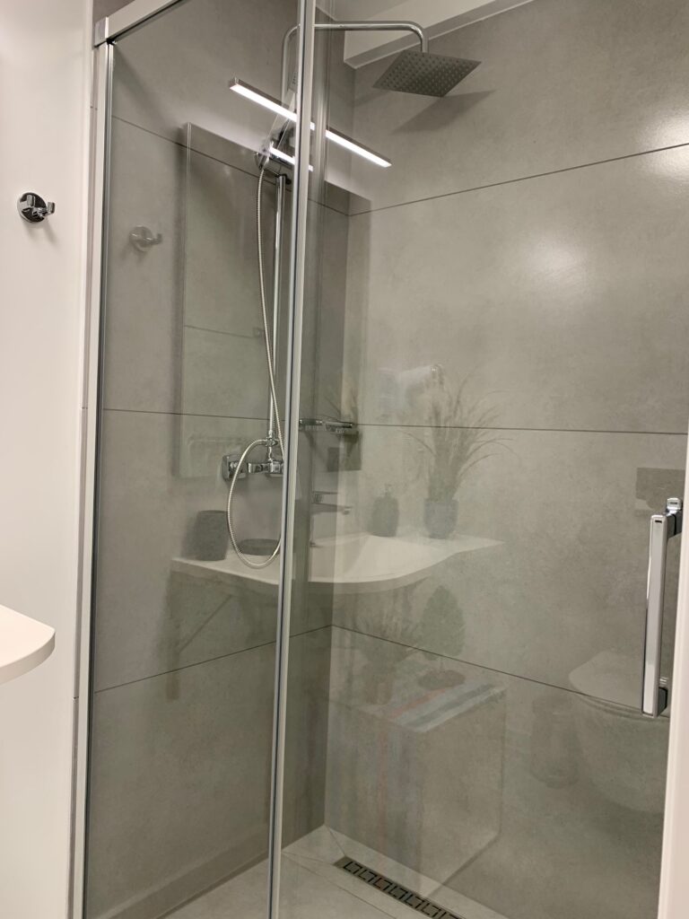 DUZA ŁAZIENKA PRYSZNIC